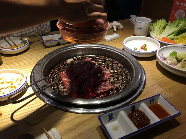 お肉はお店のスタッフが焼いてくれました。<br />新大久保ほどイケメンじゃないけど・・