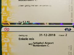 スキポール空港から鉄道でロッテルダムへ。
乗継便だと12.4ユーロ、所要約1時間ですが、2.4ユーロの追加料金を支払って直行便を利用。他にカード決済手数料？が1ユーロで合計15.8ユーロ（＝2030円）。スキポール空港17:23→ロッテルダム17:49。座席は自由席でした。