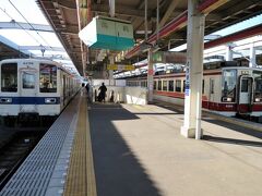 栃木駅で東武宇都宮行（画像左）に乗換えます。