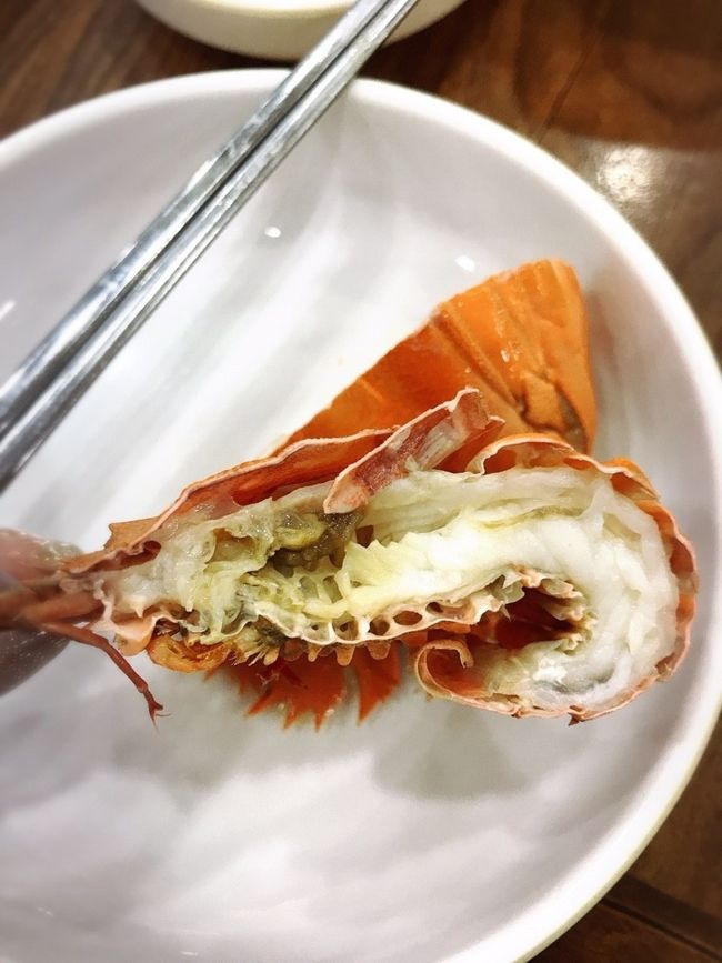 ミナミアカザエビの茹でた半身の写真