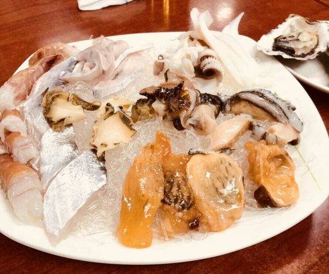 コースに出てきたモンゲなどが付いてきた簡単なお刺身皿