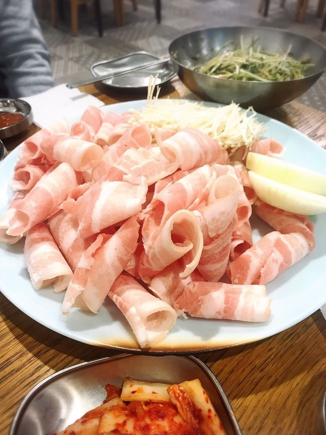 24時間営業しているお店。<br />チェジュ名物の黒豚焼肉の夜中3時のつまみ食い