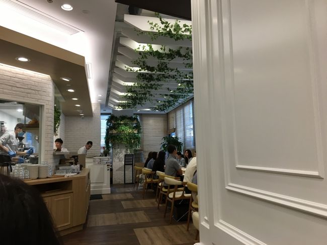 店内の雰囲気<br />私たちが案内されたのは大テーブルの端っこ。<br />もちろん相席