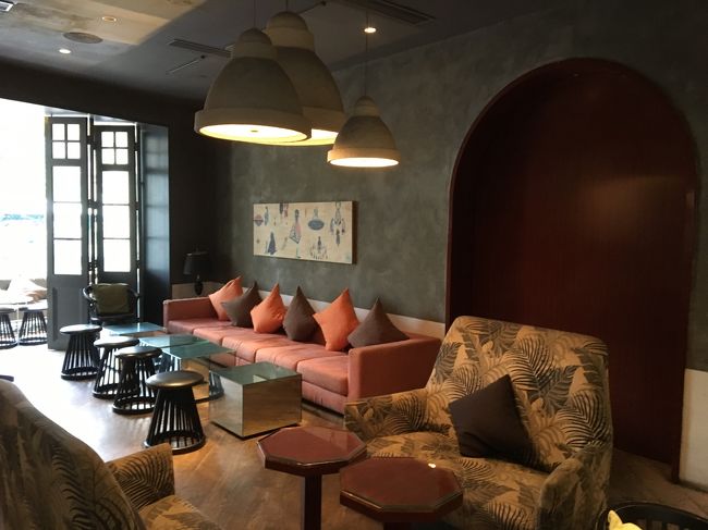 ここが2階。ソファがあって寛げる感じだけど、どちらかといえばバーみたいな感じ。このお店の中を抜けます。