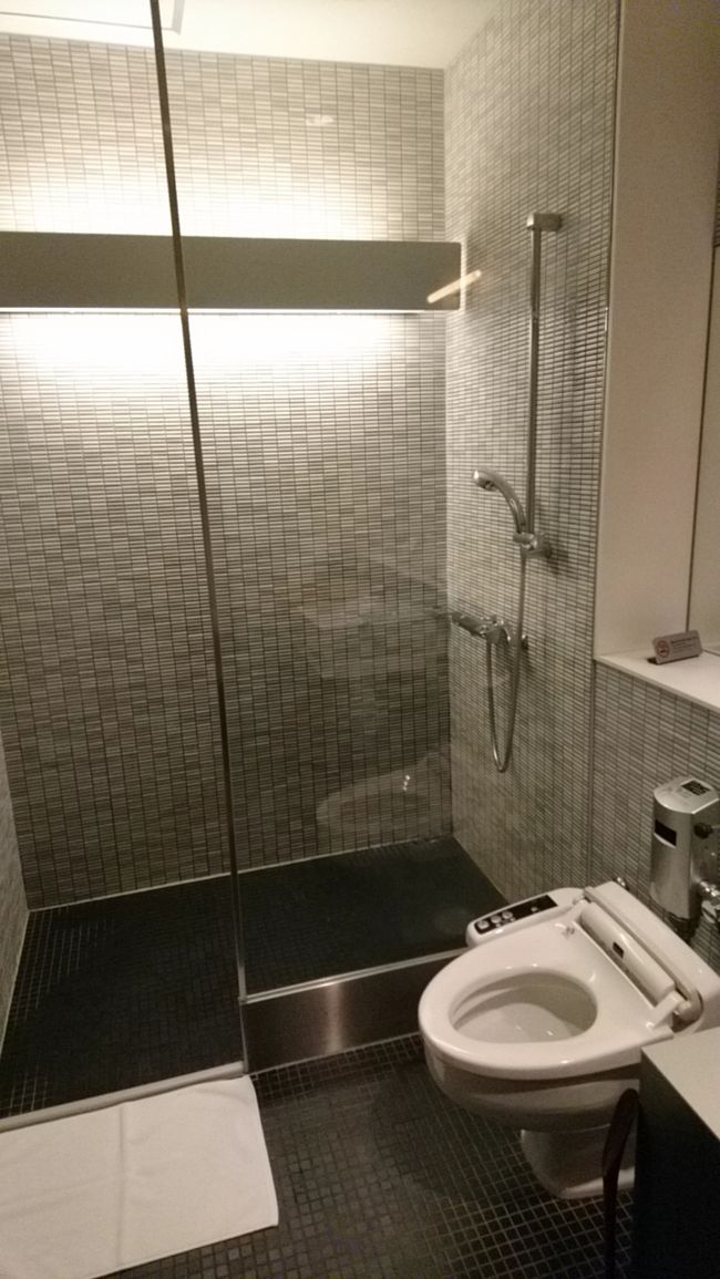 エバー航空のため成田空港の第一ターミナルです。<br />ANAラウンジでシャワーを浴びました。