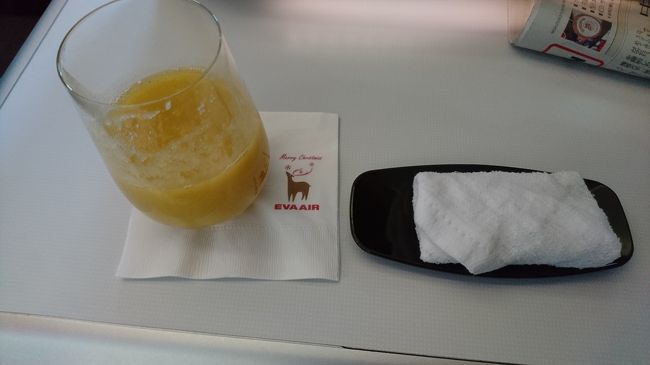 機内に入るとドリンクサービスです。<br />水かシャンパンかジュース？を選択出来ました。ジュースにしました❗