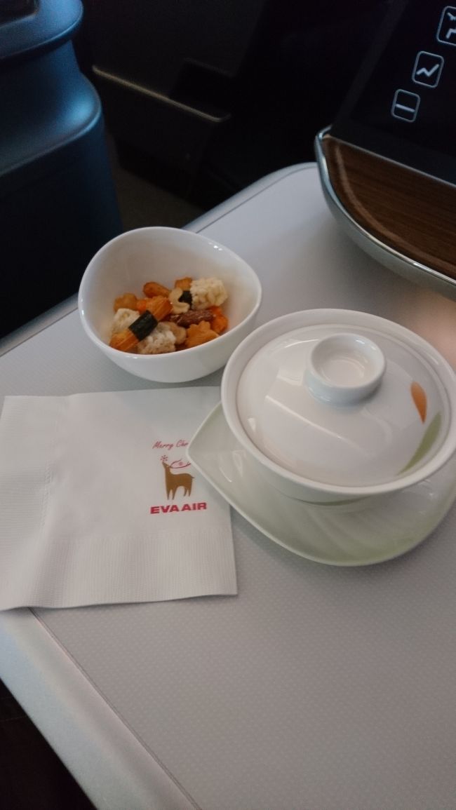 食事前はドリンク&amp;器入りのナッツです。