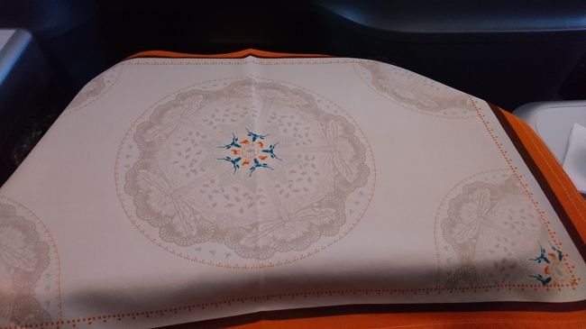 もうすぐ機内食です。何を選択したかといいますと…