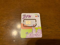 コンビニで軽く朝食を済ませてカードラウンジで一休み。SIMカードを入れ替えたりしてました。このSIMカードはアマゾンにて購入。マカオでも利用可能。確か1400円ほどでした。日本もで利用可能なのでラウンジ内で交換。カード入れ替えのピンを忘れてしまったので、ラウンジでクリップをもらいました！