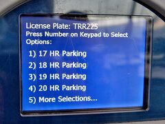 最初に どのボタンでもいいので押して 機械をおこし
 次に License Plate(Number) ナンバープレートの
 アルファベットと数字を入力(この時は TRR225)
次に 駐車する時間を入力
 駐車時間が 1～5時間と最初に出てくるので
 それ以上駐車する場合は 一番下の『 5』 を押すと
 次の 6～10時間となります 