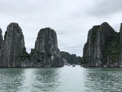 ハロン湾は曇っていてもいい雰囲気。