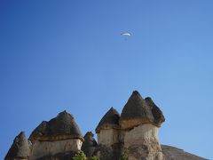 続いてキノコ岩で有名なパシャバー
「妖精の煙突」とも呼ばれています。
パラグライダーも気持ちよさそうです。