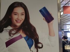 マッカサン駅に隣接する地下鉄ペッチャブリー駅の構内で。
もう、可愛いから、何でも許す！ 