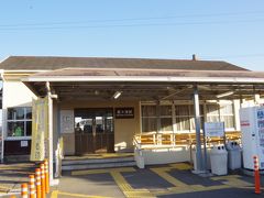 朝8:54に喜々津駅発の列車に乗る為に駅にやってきました。　昨日は夜遅かったからあまり良く見えなかったけれど、こじんまりとしたカワイイ駅ですね。　滋賀でも草津線でこんな感じの駅あったな…。