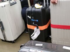 京急に乗ったら、電車の中は、スーツケースだらけ。
みんな、疲れた顔をしてるわ（笑）