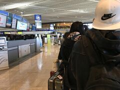 成田空港に到着。ジンエアーはLCCですが第1ターミナルです。めちゃくちゃ並んでる！！！20分ほど並んでチェックイン完了です。