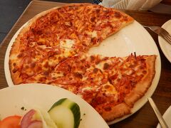 ピザを食べましたが、４０代夫婦２人では多すぎました・・・・

レギュラーサイズだったので、スモールサイズでいいと思います。

パスタ、ピザ、サラダ、酒類２杯＋チップで60ドル（約4800円）。料理半額なので、夜はもう少しかかるのでしょう。