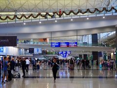 香港の空港は、天井も高く開放的でいかにも空港といったデザインが好きだな。
今回の旅行は、友人と香港で待ち合わせ。
JALや香港航空と、みんなバラバラのフライトでやってきます。笑