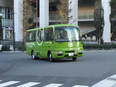 シェラトン都ホテル東京へ。

南北線で行こうと思っていたら、Mariaさんの旅行記で目黒駅からシャトルバスがあることを知り、乗ってみようと・・

南北線で行ったら白金台から少し上り坂を歩きますからね・・
シャトルバスならホテルまで直行だからよいわ。

ＪＲ山手線目黒駅下車　雅叙園と反対側の出口（東口）です。
緑色の可愛いシャトルバスです。