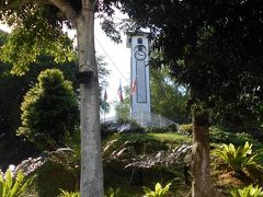 観光ポイントの一つであるアトキンソン時計台です。
ここには戦争で若くして戦死したイギリス人兵士の
母親が息子を偲んで建立した黒色の時計台があった
そうです。
何度か建て直されて現在は白い時計台となったという
説明がありました。
この時計台の左下に大戦後に独立宣言がおこなわれた
ムルディカ（独立）広場があります。
ムルディカ広場の前にはコタキナバル空港からの空港バスの
バスターミナルがあります。
私たちが最初に宿泊したマンダリンホテルはこのバスターミナルから
歩いてすぐの所にありました（目の前に見えています）。
この地点からＫＫ（コタキナバル）・ラマ地区が始まります。
