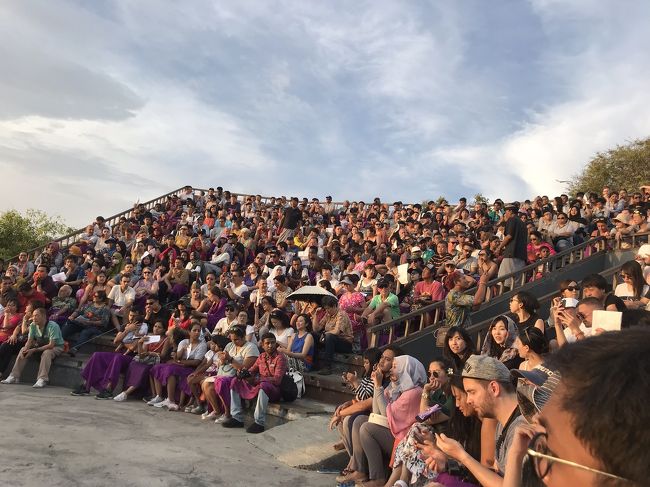 平日なのに超満員