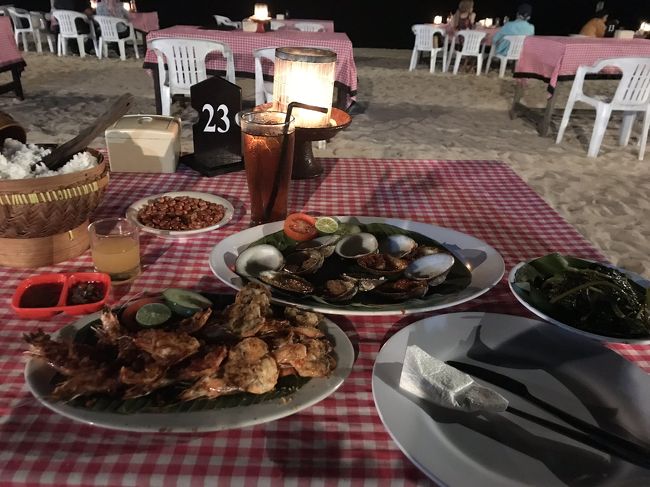 ジンバランビーチでシーフードBBQ