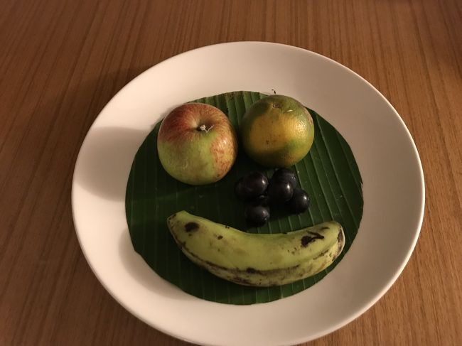 部屋に置かれてた謎のフルーツ盛り。これっきりなかったです。