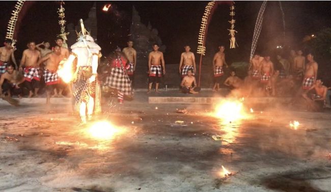 自分が焼かれる寸前に暴れ出し、火を蹴り上げまくります<br />