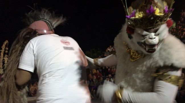 お隣さんにズラを被せ、ステージに向かわせます