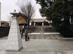 ずいぶん綺麗ですっきりした神社ですが・・・。
その訳は、後ほどご紹介します。