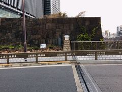牛込橋を渡ると、江戸城外堀跡の「牛込見附(牛込御門)」跡の石垣がありました。