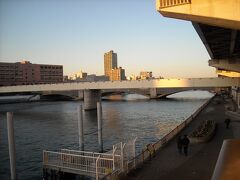 蔵前橋・・・でも工事中でした、下が隅田川テラス（遊歩道）