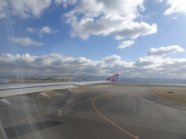 接触事故のあった連絡橋も修理中。<br /><br />ほとんど満席です。