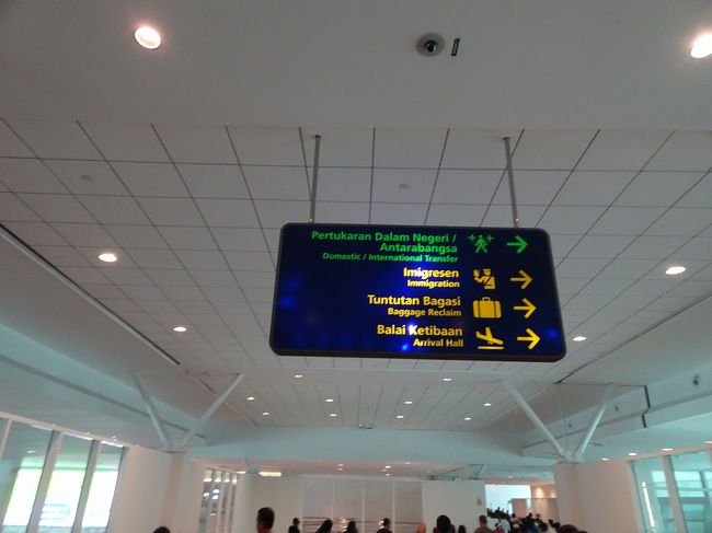 klia2乗継の案内のHPを事前に見ていたので見覚えのある所が続きます。<br /><br />※基本国内線への乗り継ぎは、そのままクアラルンプールで入国される方と入国審査手前まで同じルートです。<br />入国される方の入国審査に並ばずに、そのまま真っ直ぐ進むと乗り継ぎ用の入り口がありますのでそのまま進むと乗り継ぎ用入国審査があり国内線搭乗ゲートへと続きます。<br /><br />　
