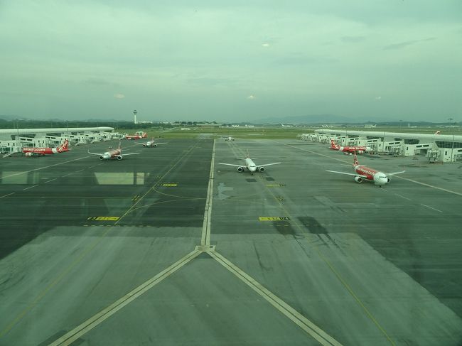 通路橋の下を飛行機が通ります。