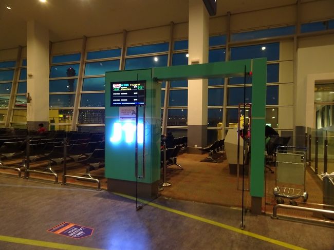 やっと、国内線乗り場に到着です。<br /><br />klia2　これまでの導線には、両替所はありません。<br />国内線エリアには、無いそうです。<br /><br />ランカウイ到着が遅いので万一両替所が閉まっていた場合を想定し時間に余裕があったので、一旦搭乗エリアから出て　出口より左方向案内所前にある両替所にてMYRに両替しました。戻るのは一つ上の階にある国内線セキュリティーチェックより戻ります。<br /><br /><br /><br /><br /><br /><br />