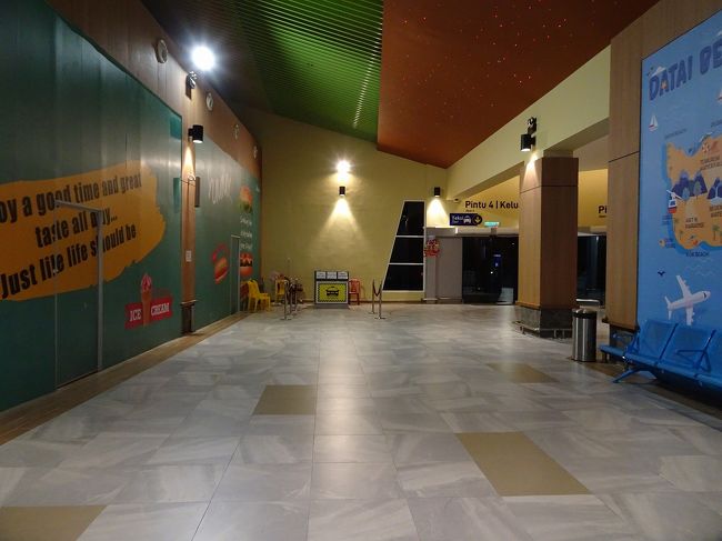 タクシーカウンター<br /><br />ちなみに　ランカウイでの使用したタクシー料金<br /><br />32　空港　⇒  バンタイチェナンホテル<br />22  バンタイチェナンホテル　⇒　ケーブル乗り場<br />35  ケーブル乗り場　⇒　バンタイチェナンモール<br />70  バンタイチェナンモール　⇒　イーグル公園　⇒　バンタイチェナンホテル<br />15　バンタイチェナンホテル　⇒  バンタイチェナンレストラン<br />36  バンタイチェナンホテル　⇒　テラガターミナル<br />60  テラガターミナル　⇒　バンタイチェナンホテル　ここでは、ぼられた！<br />50  バンタイチェナンホテル  ⇒　空港（早朝料金）<br /><br />総じて釣り銭を持っていないので注意です。