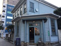 小倉県庁跡。明治初期に県庁が置かれたところ。このレトロな建物は明治23年(1890)に警察署として改築されたものだそう。中はカフェになっていた。