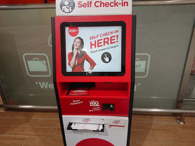 予約ナンバー等を入力すると、関西までのボーデイングパス及び荷物タグが発行されます。<br /><br />荷物タグを自分で付けて、荷物のカウンターへ持って行きます。