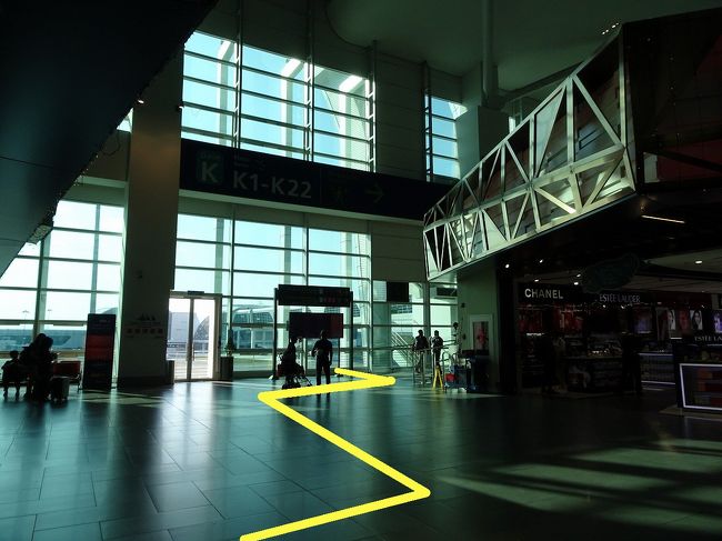 国際線乗継は黄色いラインの方向ですが、時間に余裕があるので反対方向より搭乗エリアを出てklia2ショッピングエリアの見学です。