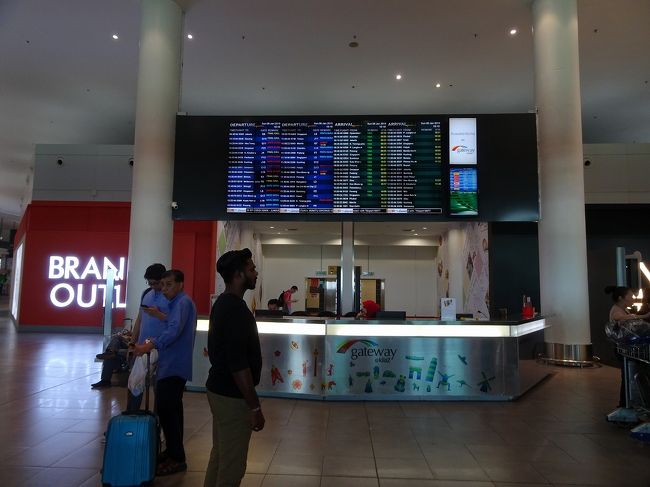 案内所のとなりにファミマもあります。