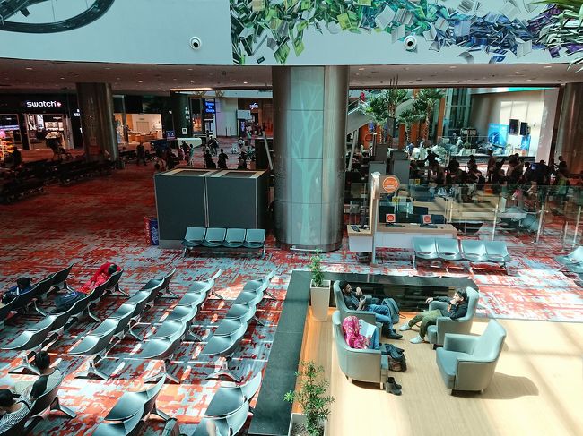 このフロアを過ぎると搭乗口エリアです。<br />国際線搭乗口まで２回　セキュリティーチェックがありますが、1回目は水持込OKです。２回目はダメです。<br />２回目のセキュリティーチェックを過ぎるとボトルウォーターは何処も売っていません。エアアジア徹底しています。　機内販売の水５MYRです。