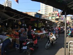 　ロシアンマーケットです。新鮮な果物を売っています。