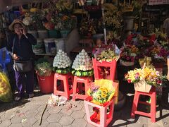 　セントラルマーケットです。お供えのハスの花を売っています。
　カンボジアの元となるクメール王朝時代の9世紀頃はヒンドゥー教が国家宗教だったのですが、12世紀末からはヒンドゥー教と仏教が合わさったカンボジア仏教が生まれ、国家宗教となっています。