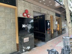 人混みの中を重いスーツケース転がして今夜から3泊する『Xi HOTEL』に到着です。