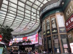 まずはメイン通りのネイザンロードまで行ってみます。k11と言う大きなショッピングモールがホテルのすぐ近くにありました。