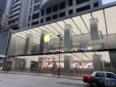 ターミナルに行く途中　アップルストアを発見。入ってみましたがあまり人がいませんでした。