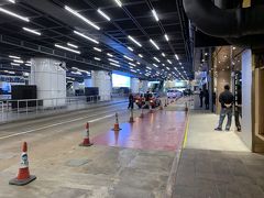 入り口がちょっとわかりにくい…地下から入る形になり、エスカレーターで2階まで上がった所がチケット売り場です。ここからは本数が少ないようなので上環から乗る事にしました。あと補足情報でここにはダフ屋みたいなチケット売りがいますので注意して下さい。エスカレーター降りた時に声かけて来るのはダフ屋の仲間です。