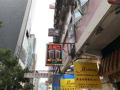 『足臨門』というお店が近くにあったので入ってみます。怪しい入り口を入って行き、階段で2階に上がります。途中におじさんが椅子に座って監視していますが『マッサージ』と言うと上だよーと教えてくれます。