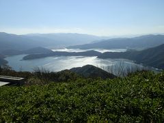 　山頂公園から三方五湖を眺めました。眼下に見える大きな湖が「水月湖（すいげつこ） 」、水月湖の左側に見える湖が「管湖（すがこ）」です。水月湖の奥に突き出た半島があり、その奥に見えるのが「三方湖（みかたこ）」です。

　湖面に太陽光線が反射しキラキラ輝く絶景です。

　